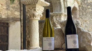 Les ampolles de Montestir Blanc i Negre, ahir, al Monestir de Sant Sebastià dels Gorgs