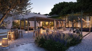 Exterior del Celler Marfil. A la dreta, els dipòsits de vi