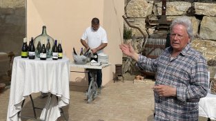 Batlle presentant el nou vi. Al fons, Joan Ayra obrint ampolles.
