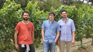 Els Amics, davant de Can Genís, la casa que dóna nom a la finca d'Alta Alella.