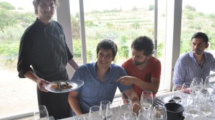 El xef del restaurant Les Terrasses, de l'hotel Porta d'Alella, Brice Lacoume, serveix un dels plats del dinar als Amics de les Arts.