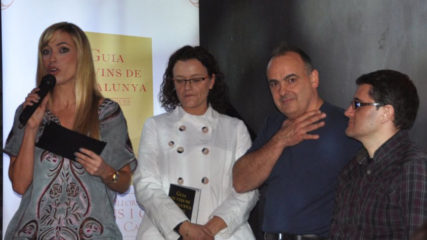 La televisiva Eli Carnicer va presentar l'acte al costat dels autors de la guia, Sílvia Naranjo, Jordi Alcover i Jordi Abellan