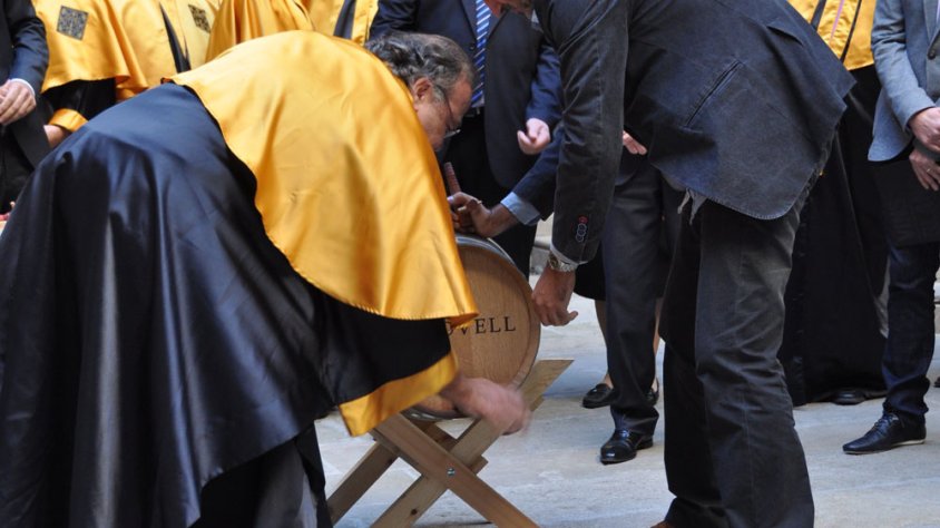 Xavier Grasset en ple procés d'espinjolament de la bóta de vi novell, davant l'atenta mirada del President Artur Mas i amb la presència de Josep Maria Pujol-Busquets, membre de la Confraria del Cava