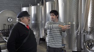Pere Tàpias escolta atentament les explicacions de Joan Salamé, d'Alta Alella.