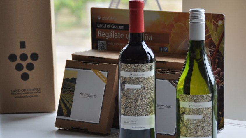 Caixes de Land of Grapes amb dues de les ampolles d'Alta Alella personalitzables i amb una etiqueta amb la imatge del sauló característic de la DO Alella.