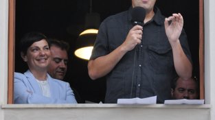Ferran Centelles fent el pregó des del balcó de l'Ajuntament.