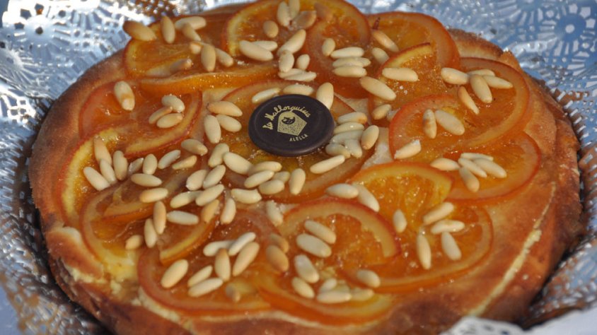 Espectacular coca farcida de crema cremada amb taronja confitada i pinyons (La Petita Mallorquina)
