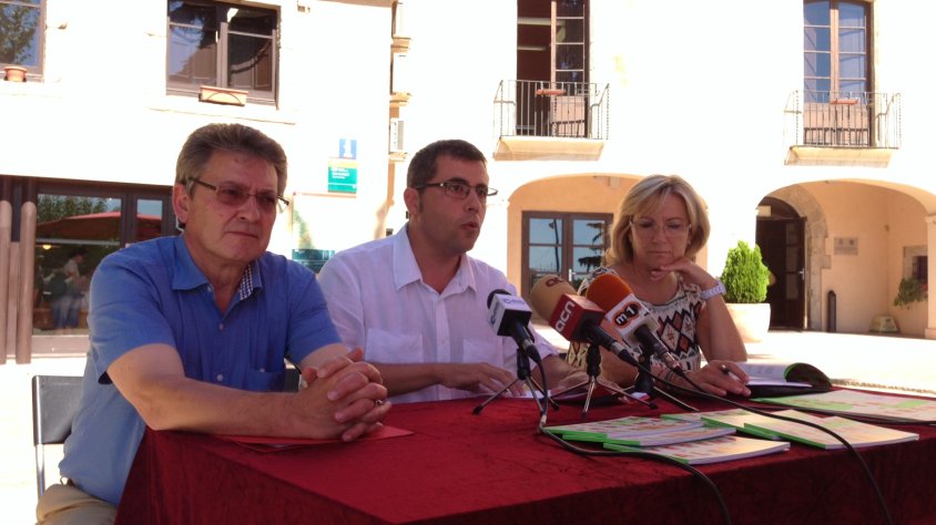 L'alcalde d'Alella, Andreu Francisco, acompanyat dels regidors Salas i Nonell, aquest matí durant la presentació