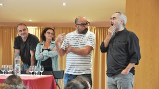 Carles Xuriguera i Fel Faixedas a l'inici de l'acte. De fons, riallers, Alcover i Naranjo.