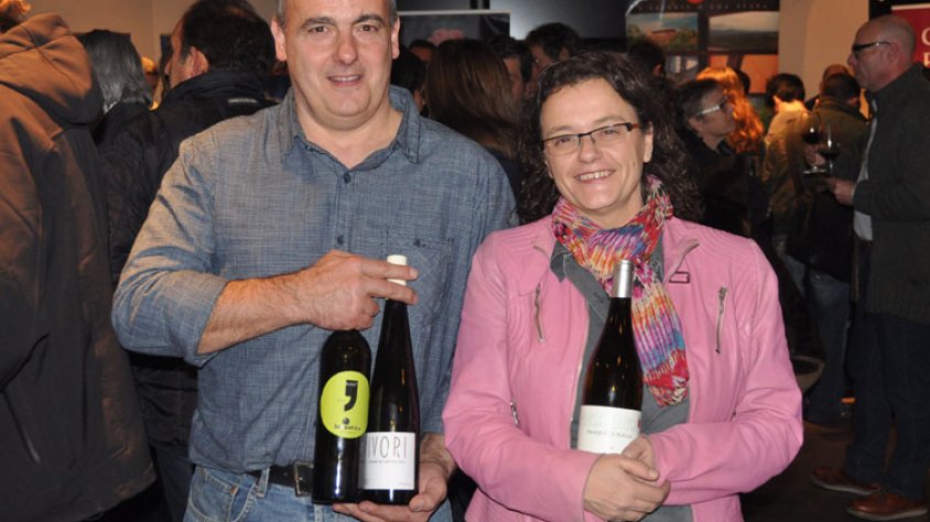 Jordi Alcover i Sílvia Naranjo amb vins dels tres cellers representats a l'acte de presentació de la Guia