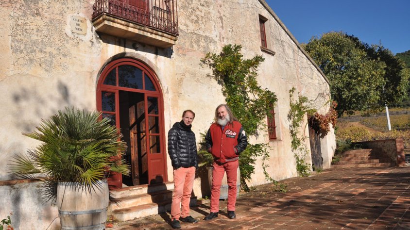 Els Pets a la porta de Can Matons, seu del celler Marquès d'Alella