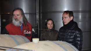 L'enòloga i responsable de màrqueting de Marquès d'Alella, Teresa Soler, explica als Pets els diferents processos del celler, entre barriques de roure Allier.