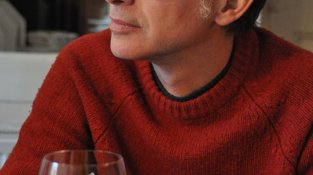 Lluís Gavaldà escolta atentament com l'enòloga de Marquès d'Alella li explica la gamma de productes del celler de Santa Maria de Martorelles