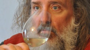 Joan Reig ensumant una copa de Marquès d'Alella Allier