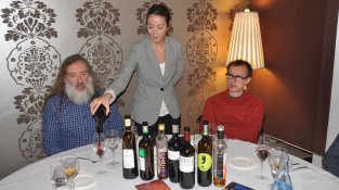 La sommelier Sarai Tengo, del restaurant Can Major, serveix una copa d'Alta Alella Dolç Mataró als Pets