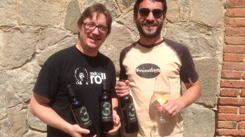 Martin i Schmitt amb ampolles i una copa a la porta d'Alella Vinícola, el celler on elaboren el 3 de Testuan