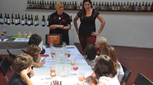 La sommelier Rosa Vila durant el taller infantil d’aromes de l’edició 2013 de la Setmana del Vi DO Alella