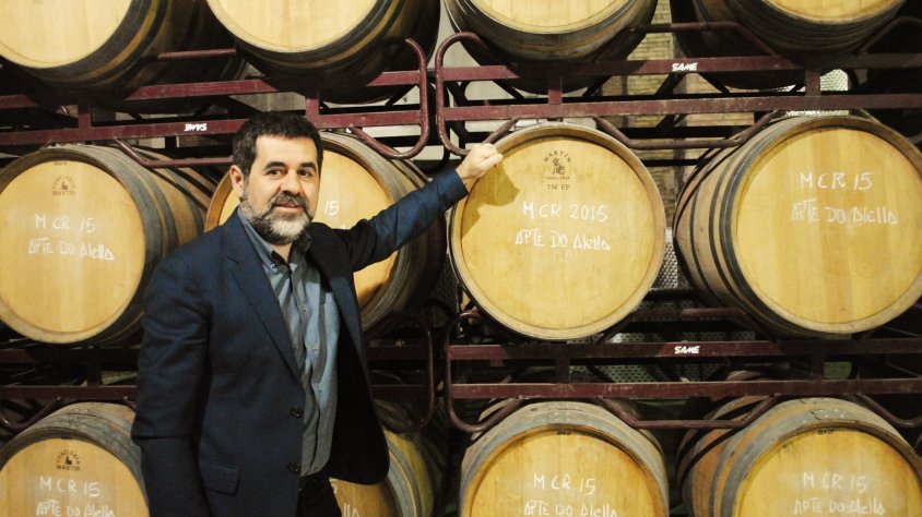 Jordi Sánchez, entre barriques, a Alella Vinícola