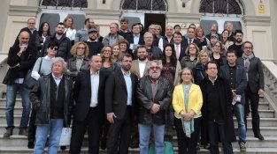 Alcaldes i regidors dels municipis consorciats, junt amb els representants de les empreses privades que s'han adherit a la Ruta, a l'escala de la Casa del Marquès, al Masnou.