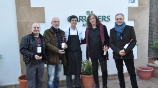 Els Sopa, amb una ampolla d'Autòcton a la mà, en companyia d'en Gonzalo, xef dels Garrofers.