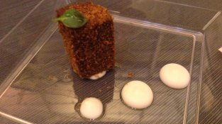 Torró deBotifarró de ceba, múrgola i foie amb pa especiat i fesols