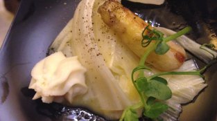 Espàrrecs blancs de Gavà amb chantilly de parmesà vell i vainilla Tahití (Sergio Humada - Via Veneto)