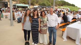 La família Pujol-Busquets Guillén, al mirador del celler, ben ple de convidats dinant.