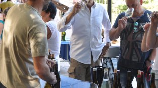 Diversos professionals de reconegut prestigi en el sector vinícola es van donar cita a la Vinografia. A la foto, Lluís Tolosa i Jordi Alcover tasten els vins d'Oriol Artigas.