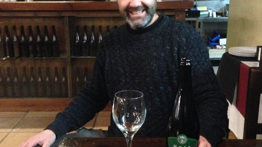 Xavier Garcia, amb una ampolla de Most Parcialment Fermentat