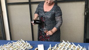 La sommelier Rosa Vila va ser l'encarregada d'obrir la primera ampolla.
