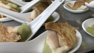 Tapa preparada pel restaurant Els Garrofers, a base de pollastre, poma i navalla.