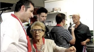 L’Àvia Remei, compartint amb hostalers i periodistes. Periodistes fent de cuiners, sense descuidar les seves feines
