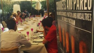 Instantània del dinar d'hostalers i periodistes que va tenir lloc a Ca l'Estrany