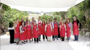 Foto del grup dels participants a la presentació de la 5a Ruta Gastronòmica de Cabrils.