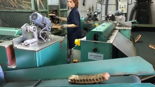 Una màquina troquela fragmets d'escorça de surera per fer-ne taps a l'empresa Manuel Serra