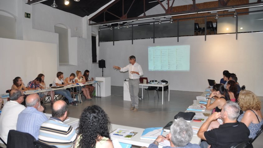 El sociòleg Lluís Tolosa, especialista en qüestions d'enoturisme, ha ofert la primera xerrada de la tarda per als 25 alumnes que han exhaurit les places.