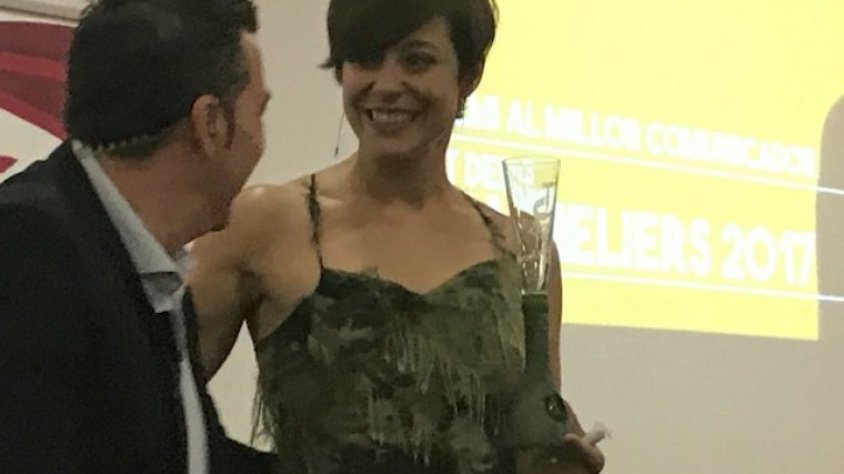 Eva Vicenç recull el guardó de la mà de Xavier Campo