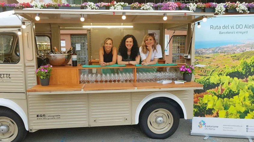 Marta Ribas, Laura Nadeu i Rebeca Ruiz, somrients a La Furgonette DO Alella