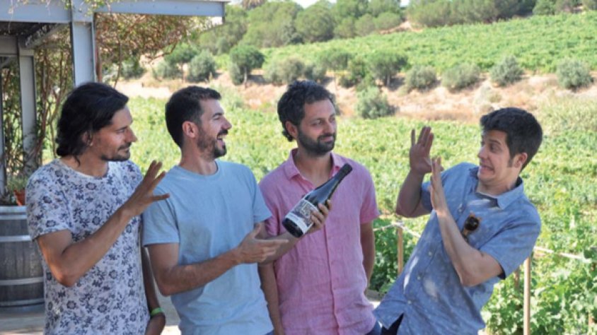 Els Amics de les Arts fan broma amb una ampolla de La Taula Petita, el cava que han fet amb Alta Alella