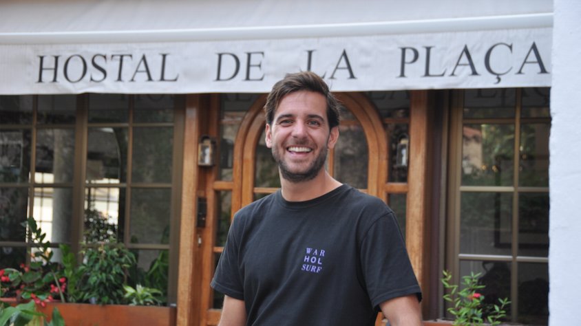 Artur Masiques, a la porta de l'Hostal de la Plaça