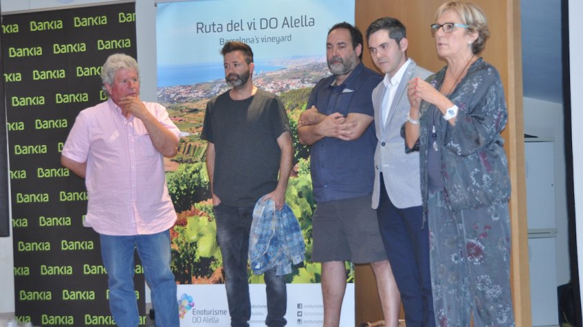 Isabel Nonell, regidora de Turisme de l'Ajuntament d'Alella, presenta Arnau Marco i els seus col·laboradors de la sessió d'ahir