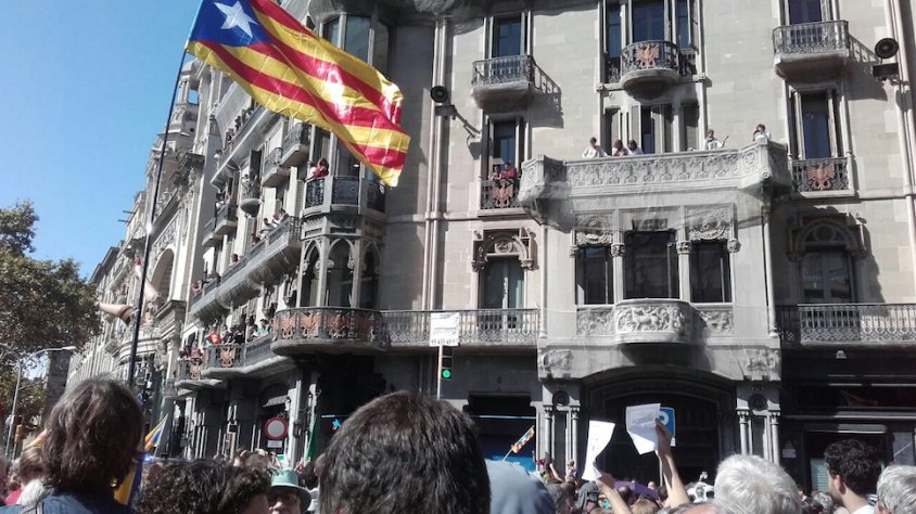 Manifestació de ciutadans davant del departament d'Economia