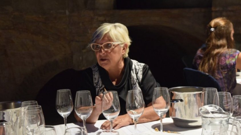 Rosa Vila durant el tast final dels Premis Vinari