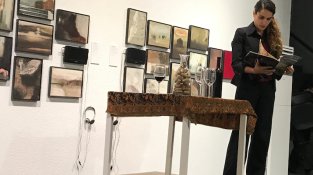 L'actriu Lara Díez fulleja un exemplar de Papers de vi, durant la representació de la peça teatral.