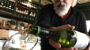 Miquel Figini serveix una copa d'Alta Alella Pansa Blanca, vi que va maridar amb el primer dels plats servits.