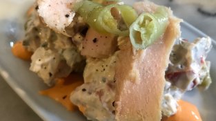 Ensaladilla russa amb encurtits, maionesa de piquillos i ventresca de tonyina