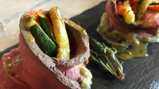 Roast beef ecològic amb puré d'albergínia a la brasa i vinagreta de festucs