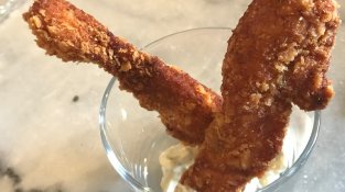 Cruixents de pit de pollastre ecològic amb salsa tàrtara de mostassa