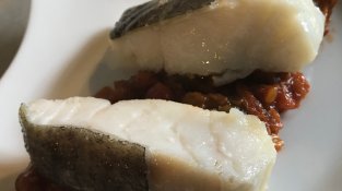 Llom de bacallà amb samfaina i romesco