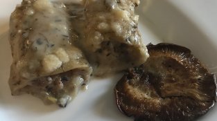 Canelons de bolets i carn amb crema de ceps a la tòfona
